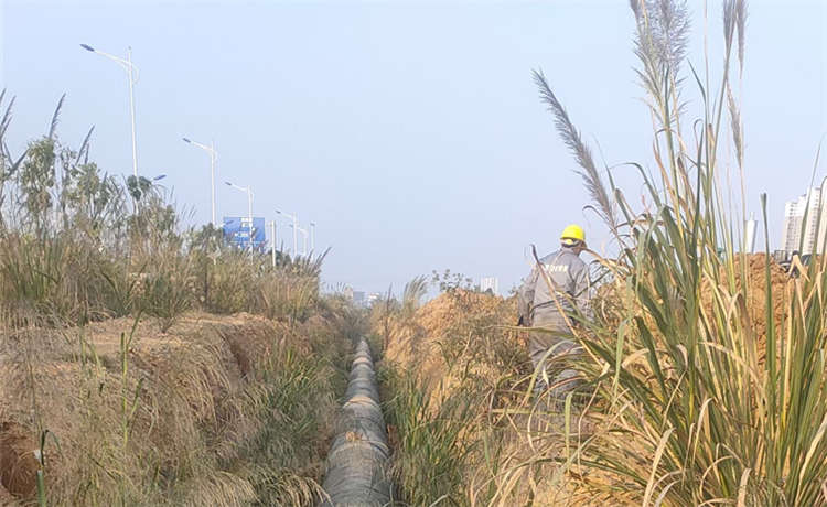 鋼材場槽鋼批發(fā)，Q235B角鋼價(jià)格，2220螺旋管，377螺旋焊管